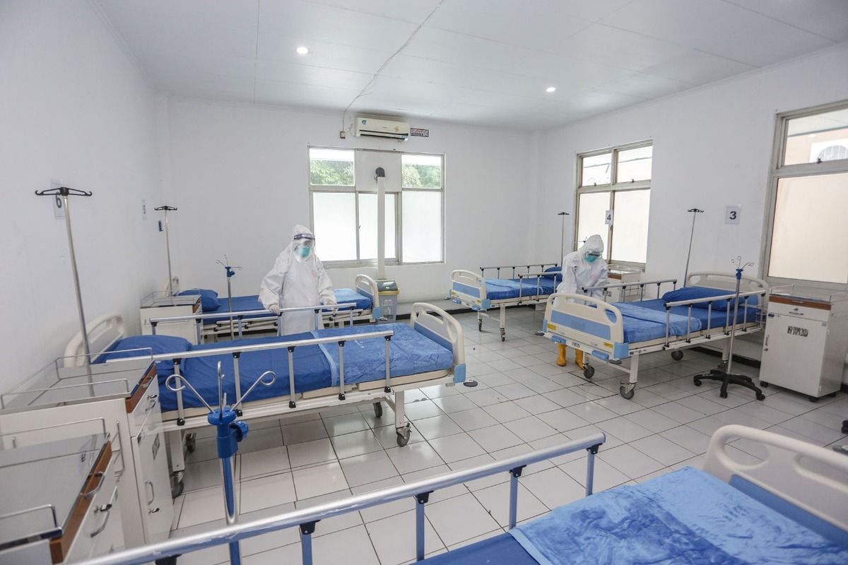 Petugas kesehatan sedang berjaga di ruang perawatan pasien Covid-19 di Rumah Sakit (RS) darurat Kota Bogor, Senin (18/1/2021).