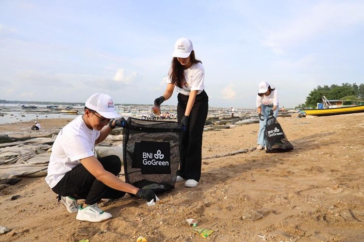 BNI bersama dengan Komunitas Malu Dong menggelar kegiatan edukasi pengelolaan sampah dan perilaku ramah lingkungan melalui program BNI Go Green Berani Bersih Pantai Mertasari di Bali, Sabtu (7/2/2026).
