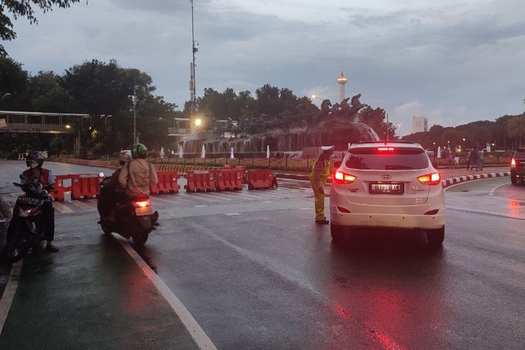 Polisi telah menutup Jalan Medan Merdeka Barat, telat di depan Patung Kuda Arjuna Wijaya, pada Sabtu (31/12/2022) sore. 