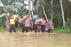 Polisi Gotong Bantuan dengan Menembus Banjir di Kampar