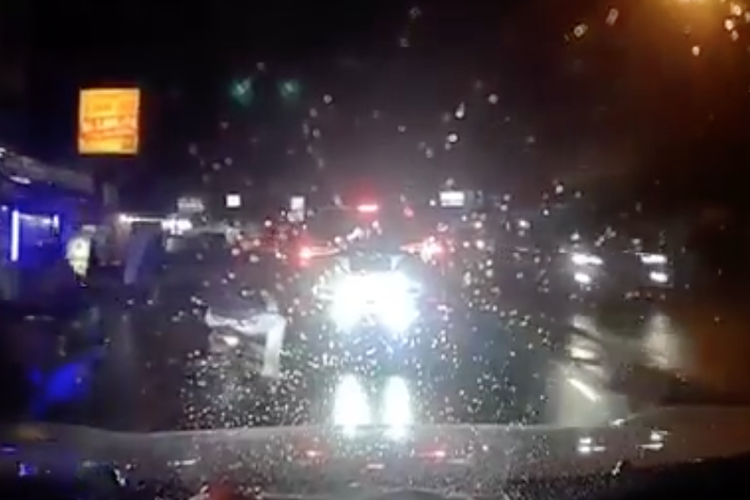 Pengemudi mobil pakai lampu sorot