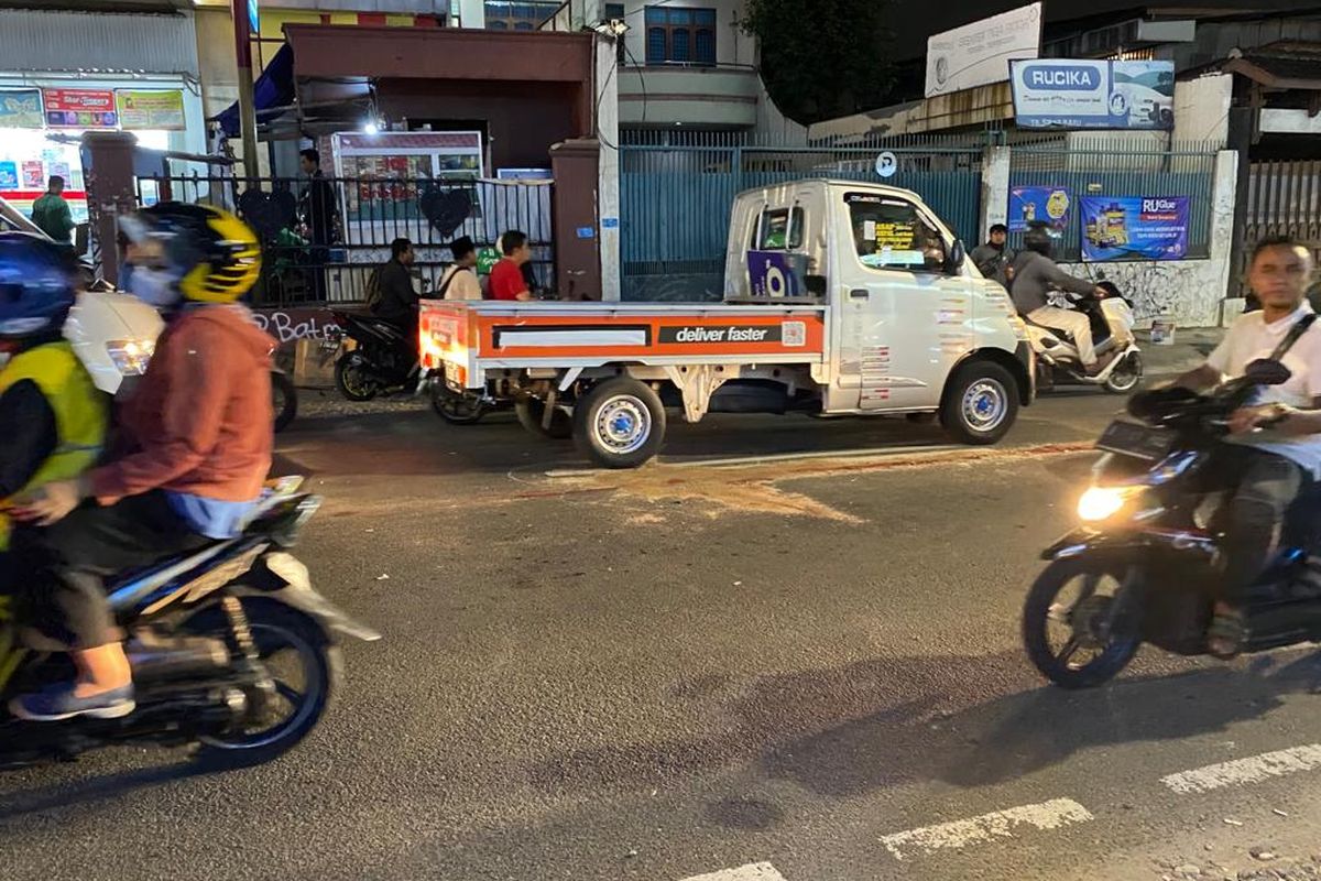 Lokasi pria tanpa identitas tewas diduga karena menyerempet motor lain di Jalan Kemanggisan, Palmerah, Jakarta Barat, Rabu (5/7/2023). 