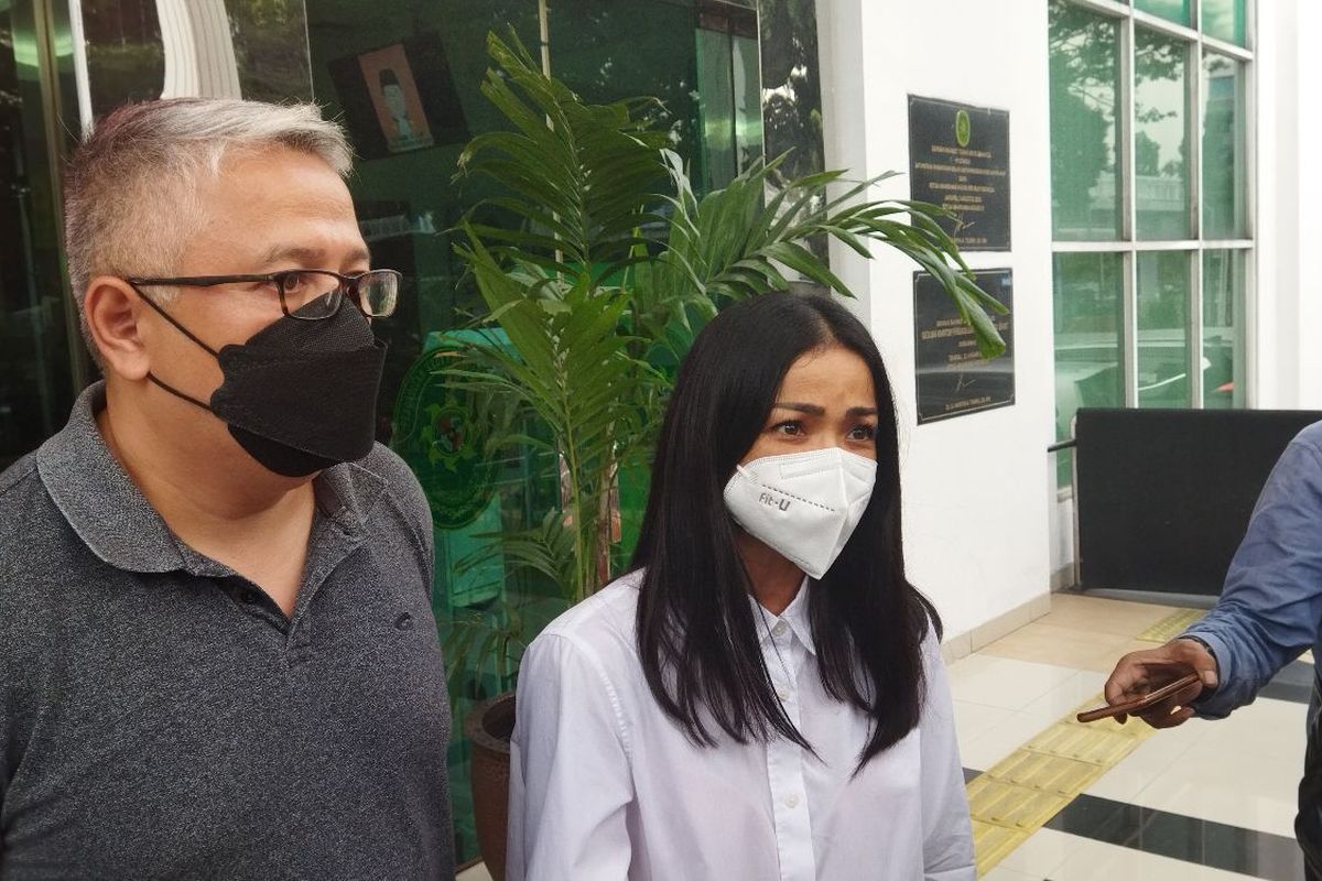 Artis peran Nirina Zubir (kiri) dan kakaknya  Fadhlan Karim, saat ditemui di Pengadilan Negeri (PN) Jakarta Barat, Selasa (28/6/2022)..