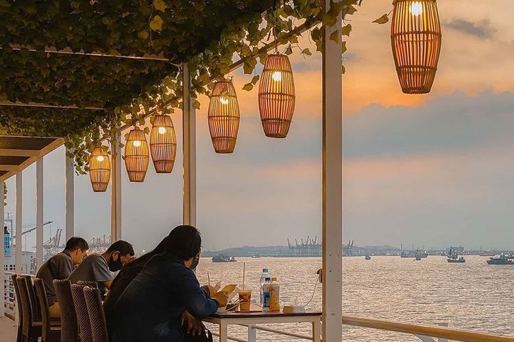 Pemandangan matahari tenggelam (sunset) di Surabaya North Quay. Sumber: Instagram Surabaya North Quay 