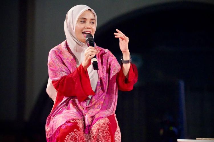 Istri calon presiden (Capres) nomor urut 3 Ganjar Pranowo, Siti Atikoh Supriyanti menyebut pemberdayaan perempuan di bidang ekonomi bisa mengurangi jumlah tenaga kerja Indonesia (TKI), Senin (18/12/2023).