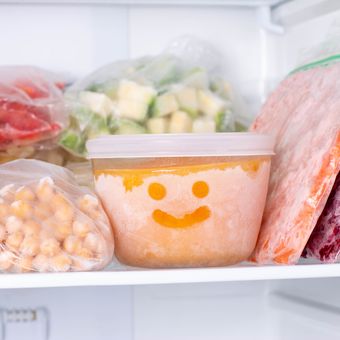 Ilustrasi menyimpan sayuran di freezer. 