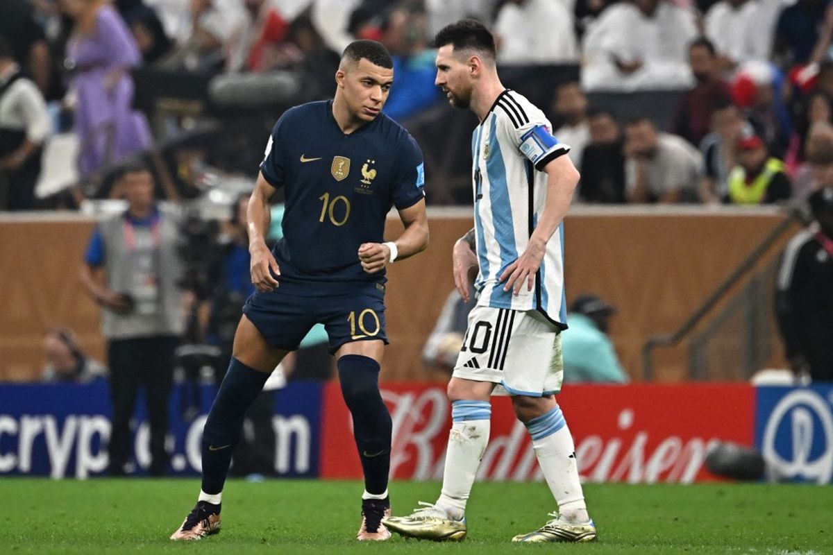 Duel Kylian Mbappe dan Lionel Messi dalam laga final Piala Dunia 2022 antara Argentina vs Perancis di Stadion Lusail, Doha, Qatar, 18 Desember 2022. (Photo by Anne-Christine POUJOULAT / AFP). Kini, Messi dan Mbappe masuk ke papan atas daftar top skor sepanjang masa Piala Dunia 2022.