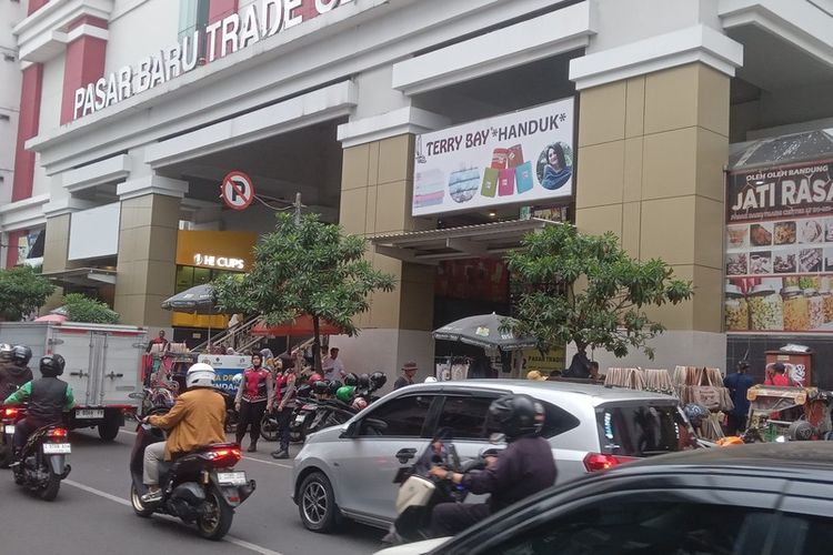 H-3 Lebaran Warga Masih Padati Pasar Baru dan BIP Kota Bandung untuk Belanja