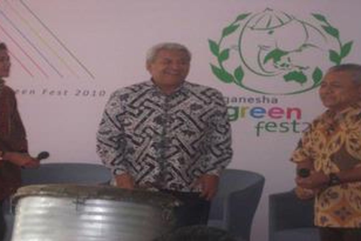 Berdiri dari kiri ke kanan, General Manager Yayasan Unilever Indonesia Sinta Kaniawati, Rektor ITB Prof. Dr. Akhmaloka, dan anggota Dewan Nasional Perubahan Iklim (DNPI) Agus Supangat pada pembukaan Ganesha Green Fest 2010 di Kampus ITB, Jumat (24/9/2010).