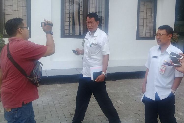 Asisten Pemerintahan dan Kesra Sekda Kabupaten Madiun, Agrim Curnia (kiri) dan Kepala Inspektorat, Basito keluar dari ruang pemeriksaann usai diperiksa sebagai saksi kasus dugaan korupsi dana rutin Bappeda Kabupaten Madiun tahun anggaran 2015 senilai Rp 2 milyar di Kejaksaan Negeri Mejayan, Rabu ( 4/10/2017). 