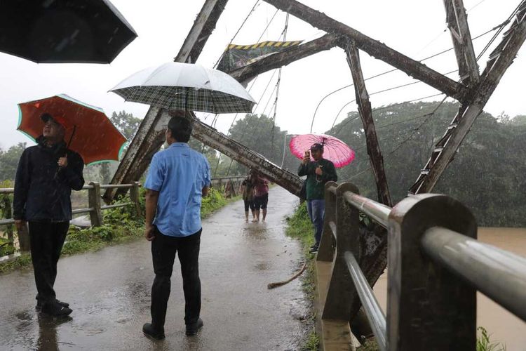 Ganjar Pranowo saat meninjau jembatan rusak di Kendal. KOMPAS.COM/DOK. HUMAS PROVINSI JATENG