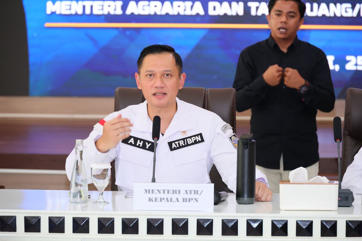 Menteri Agraria dan Tata Ruang/Kepala Badan Pertanahan Nasional (ATR/BPN), Agus Harimurti Yudhoyono (AHY) dalam Konferensi Pers Pengungkapan Tindak Pidana Pertanahan di Jambi yang berlangsung di Gedung Siginjai Sakti Wira Bhakti Polda Jambi, Selasa (25/06/2024).