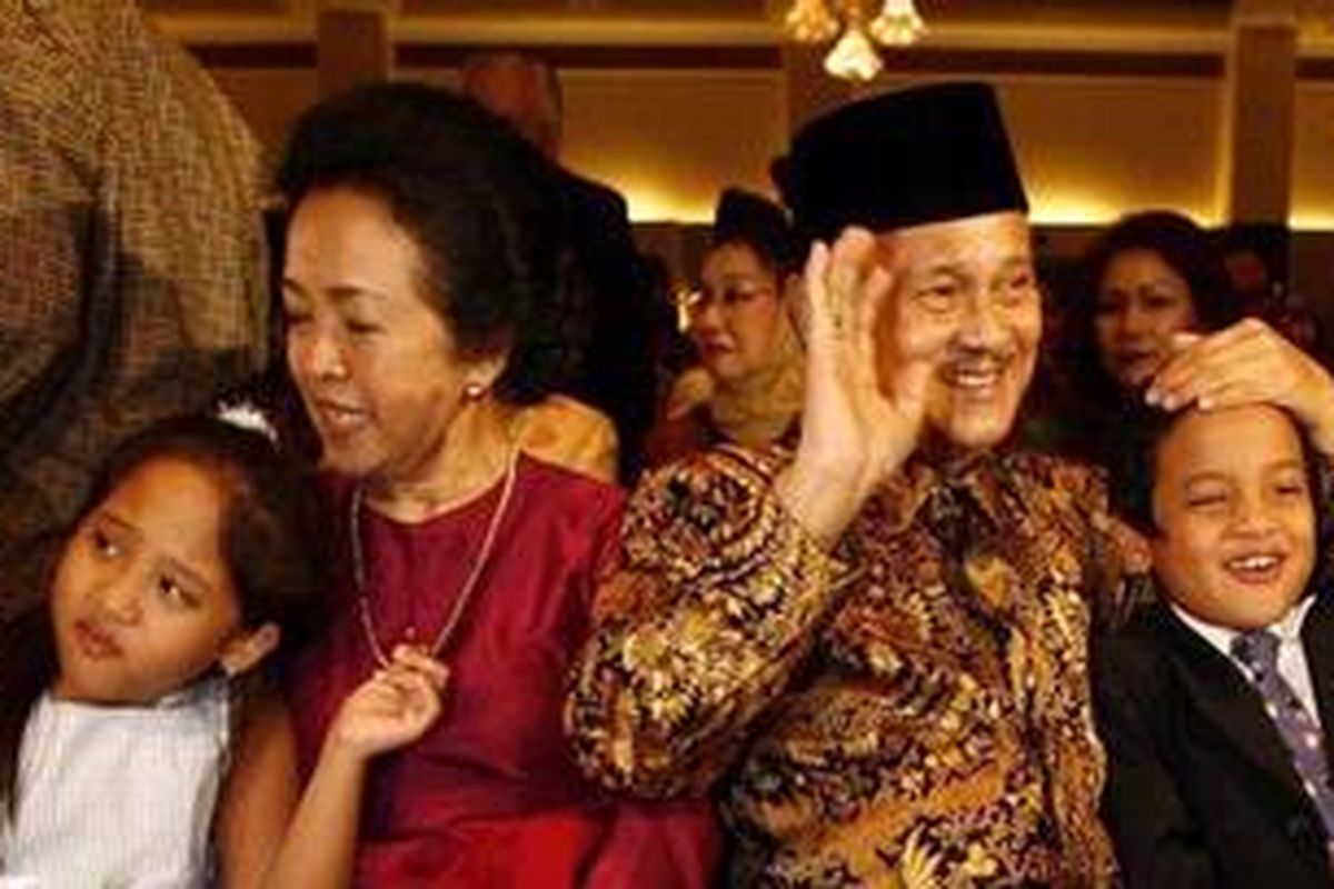 Mantan Presiden BJ Habibie bersama Ny Ainun Habibie dan dua cucunya