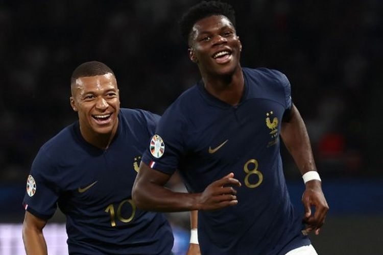 Gelandang Perancis, Aurelien Tchouameni, berselebrasi bersama penyerang Perancis, Kylian Mbappe, seusai mencetak gol dalam kualifikasi Euro 2024 yang mempertemukan Perancis vs Irlandia di Stadion Parc des Princes pada 7 September 2023. Artikel ini berisi hasil Kualifikasi Euro 2024. (Foto oleh FRANCK FIFE / AFP)