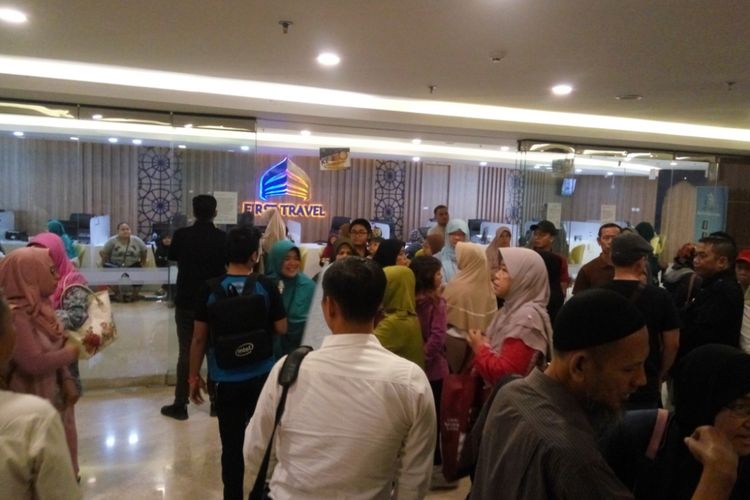 Para calon jamaah umrah ramai-ramai mendatangi Kantor Pusat First Travel yang berada di Green Tower, Jalan TB Simatulang, Jakarta Selatan, Senin (24/7/2017) pagi. Kebanyakan dari mereka datang untuk menuntut pengembalian uang yang sudah mereka setorkan.