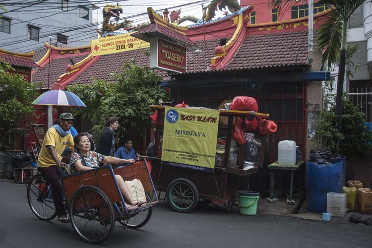 Tukang becak sedang mengangkut penumpang saat melintas di kawasan Petak Sembilan, Glodok, Jakarta Utara, Selasa (16/1/2018). 