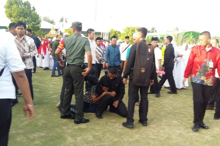 Seorang pemuda diamankan petugas karena dianggap mengacau saat Presiden Joko Widodo (Jokowi) akan meninggalkan tempat acara pada Harlah NU ke-92 di depan halaman masjid An Nur, Pekanbaru, Riau, Rabu (9/5/2018). 