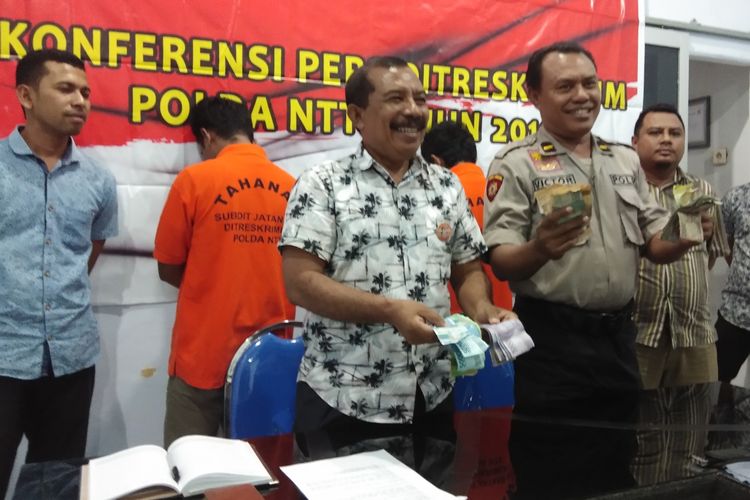 Kasubdit III Jatanras Direktorat Reserse dan Kriminal Umum Polda NTT Kompol Alexander Aplunggi didampingi Perwira Humas Polda NTT Ipda Victor, saat memberikan keterangan pers kepada sejumlah wartawan di Polda NTT, Kamis (23/5/2019)