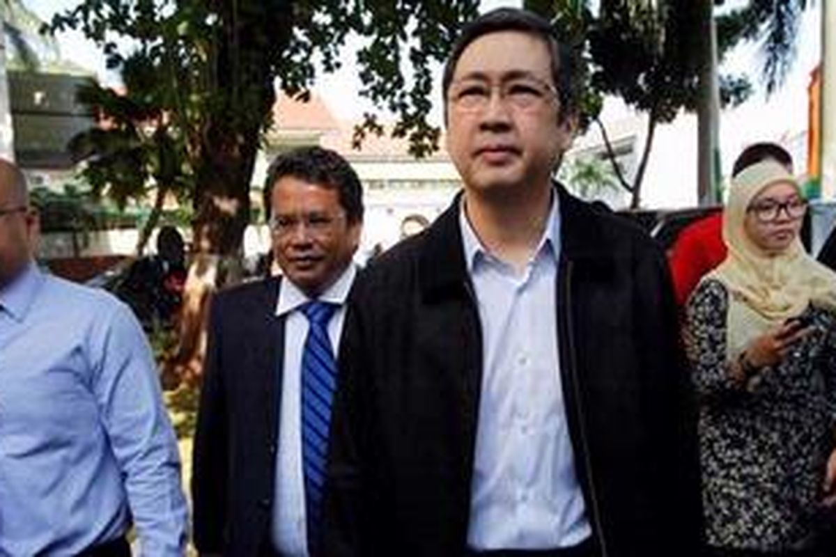 Tersangka biaya akses Sistem Administrasi Badan Hukum (sisminbakum) dan juga mantan Komisaris PT Sarana Rekatama Dinamika, Hartono Tanoesoedibyo (kanan) tiba di Kejaksaan Agung, Jakarta guna menjalani pemeriksaan, Kamis (15/7/2010). Sisminbakum adalah sistem online yang memungkinkan pendaftaran badan hukum perusahaan melalui http://www.sisminbakum.go.id. Sistem itu digagas dan mulai diterapkan di Direktorat Jenderal Administrasi Hukum Umum (AHU) Departemen Kehakiman dan HAM (kini Kementerian Hukum dan HAM) saat Yusril menjabat menteri dan Romli Atmasasmita sebagai Direktur Jenderal AHU. 