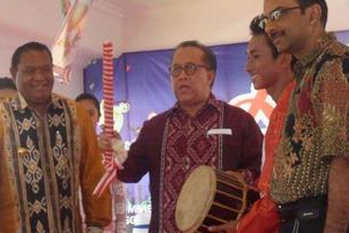 Wakil Menteri Pariwisata dan Ekonomi Kreatif, Dr. Sapta Nirwandarsaat secara resmi membuka festival Pesta Teluk Ambon 2012, di Tribun Lapangan Merdeka Ambon, Kamis (27/9/2012)