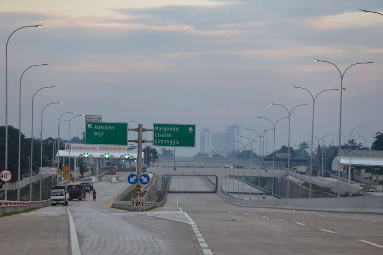 Proyek pembangunan Jalan Tol Cinere-Jagorawi (Cijago) Seksi 3A Kukusan-Krukut, Sabtu (10/12/2022). Ruas tol ini akan digunakan secara fungsional jelang libur Natal 2022 dan Tahun Baru 2023 (Nataru) mendatang.