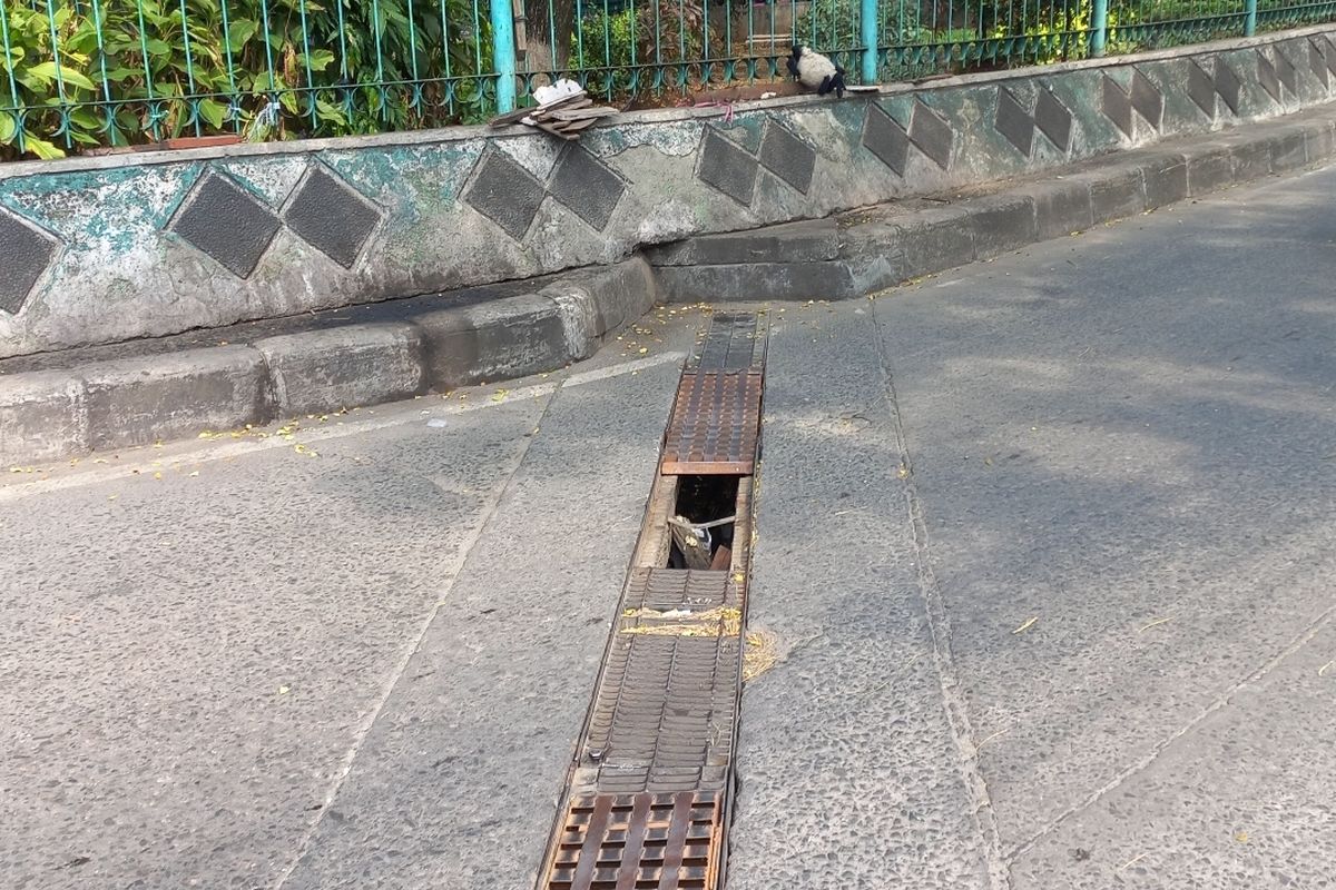 Penampakan saluran air di Jalan KH Dewantoro, Pasar Ciputat, Tangerang Selatan, yang menganga akibat sebidang besi penutup (grating) itu hilang pada Selasa (3/7/2023).