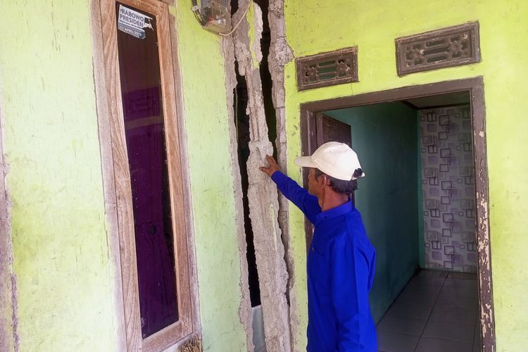 Kondisi bencana tanah bergerak yang terjadi di dua kampung Desa Bojong Koneng, Kecamatan Babakan Madang, Kabupaten Bogor, Jawa Barat.