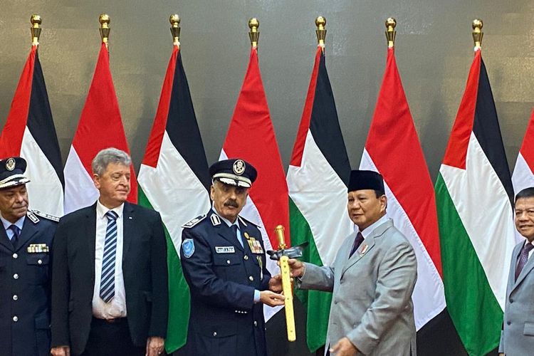 Menteri Pertahanan RI Prabowo Subianto menerima kunjungan Kepala Kepolisian Sipil Palestina Mayor Jenderal Yousif Helo di Kantor Kementerian Pertahanan RI, Jakarta Pusat, Selasa (26/9/2023).