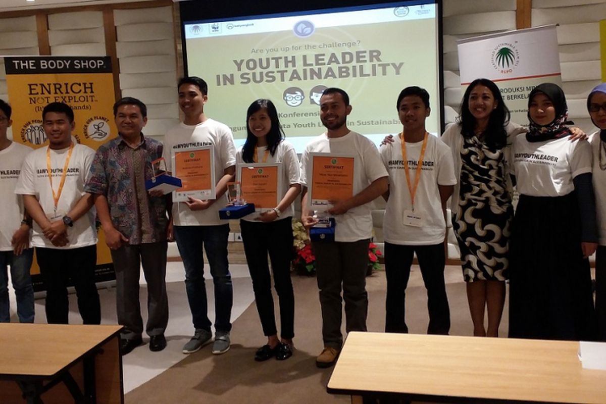 Para peserta Youth Leader in Sustainability berfoto bersama dewan juri setelah pengumuman pemenang, Selasa (20/6/2017) di Jakarta Pusat.