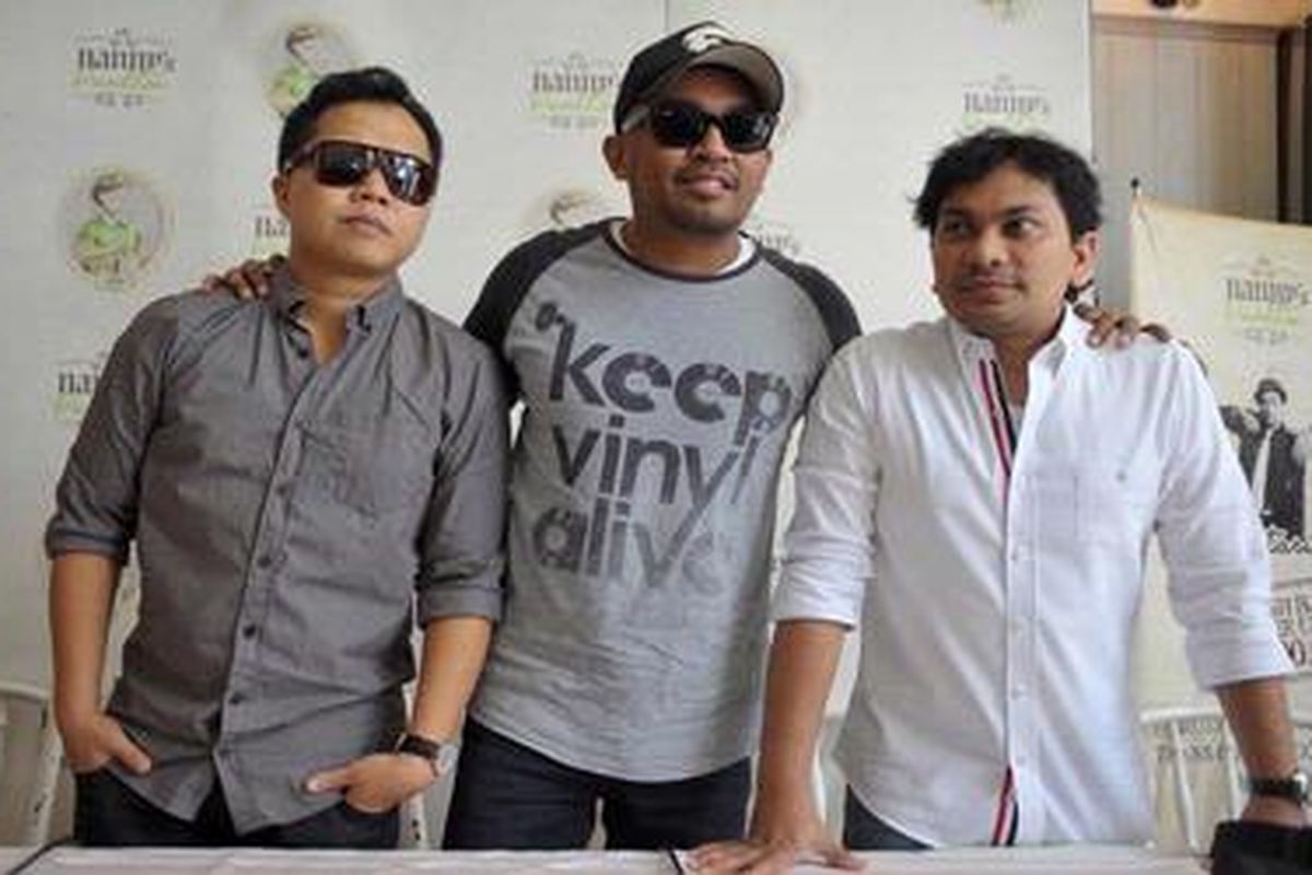 Sandhy Sondoro, Glenn Fredly, dan Tompi (dari kiri ke kanan), yang bergabung dalam Trio Lestari, hadir dalam jumpa pers menjelang konser Trio Lestari Show di Pacific Place Jakarta, Rabu (30/1/2013). Konser tersebut digelar di Bandung, Jawa Barat, pada 3 Februari 2013.