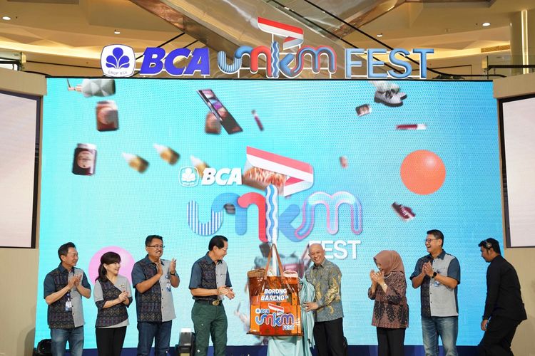 Pembukaan BCA UMKM Fest 2024 dihadiri Menteri Koperasi dan UKM Teten Masduki, Presiden Direktur BCA Jahja Setiaatmadja, dan segenap jajaran direksi BCA.