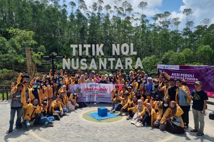 Ratusan mahasiwa, profesor hingga perusahaan bergerak di bidang peduli lingkungan melakukan aksi bersih-bersih di Titik Nol Nusantara, Kalimantan Timur, Minggu (4/6/2023).