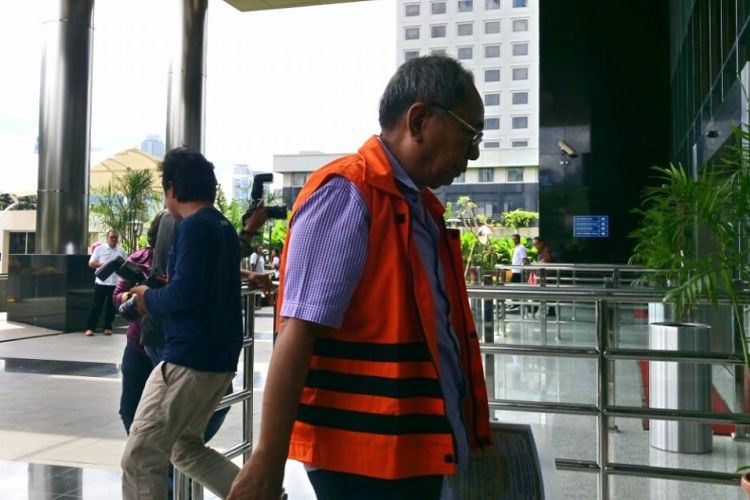 Mantan Anggota DPR Charles Jones Mesang di gedung KPK, Jakarta, Kamis (30/3/2017)