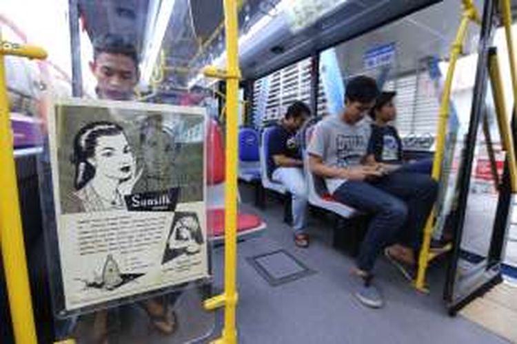 Sejumlah penumpang menggunakan Bus Vintage Transjakarta sebagai angkutan umum di halte Busway Blok M, Jakarta Selatan. Minggu ( 27/11/2016). Bus Vintage Transjakarta dibuat untuk mengenang kejayaan bus Pengangkut Penumpang Djakarta (PPD).