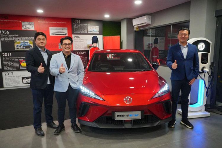 CEO PT Mimosa Abadi Darius Syahputra, Marketing and PR Director MG Motor Indonesia Arief Syarifundin, dan Vide Managing Director MG Motor Indonesia Zhang Wei Wei dalam peluncuran MG4 EV di Medan. 