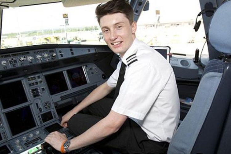 Luke Elsworth, pilot asal Inggris yang baru berusia 19 tahun. 