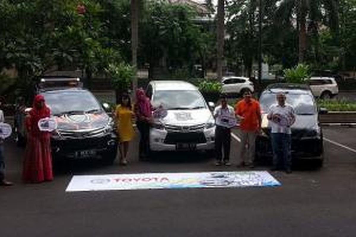 LIma peserta Avanza Pop You Up berpose bersama