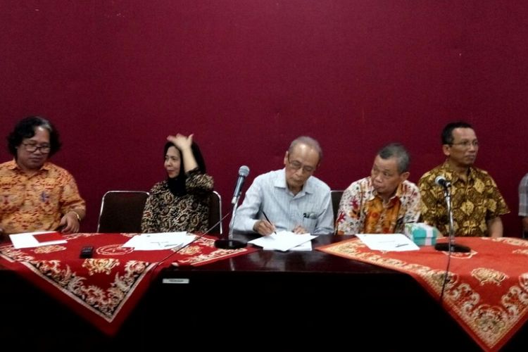 Buya Syafii Maarif dalam jumpa pers Kegiatan bertajuk Bisikan dari Yogya . Kegiatan ini  sebagai refleksi Tiga tahun jalannya pemerintahan Joko Widodo - Jusuf Kalla 