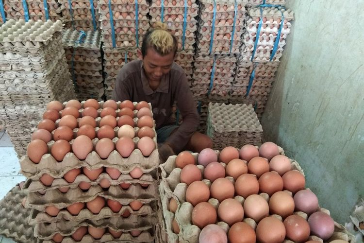 Salah satu pedagang telur di Pasar Baru Nunukan sedang menyortir telur yang didatangkan dari Sulawesi Selatan, Sabtu (22/7/2018). 