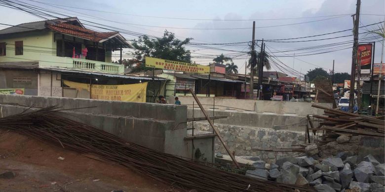 Warga Jalan Maharta, Kelurahan  Pondok Kacang Timur, Kecamatan Pondok Aren, Tangerang Selatan mengeluhkan dampak dari pengerjaan turap yang dinilai membahayakan warga sekitar.  Di kali sepanjang 500 meter itu tembok pembatas kali dan jalan dirobohkan. Sebagian tembok telah dibangun kembali tembok pembatas, sementara tembok pembatas di RW 009 terlihat belum terpasang. Hal tersebut membuat para pengendara harus berhati-hati ketika melintas jika tidak ingin terperosok ke dalam kali, Senin (19/11/2018).