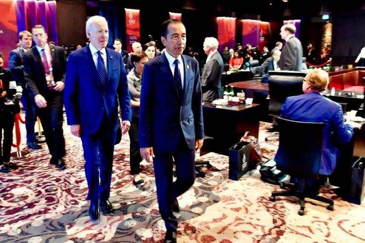 Presiden Joko Widodo dan Presiden Amerika Serikat Joe Biden berjalan bersama sebelum dimulainya Konferensi Tingkat Tinggi (KTT) G20 di The Apurva Kempinski, Bali, Selasa (15/11/2022). 