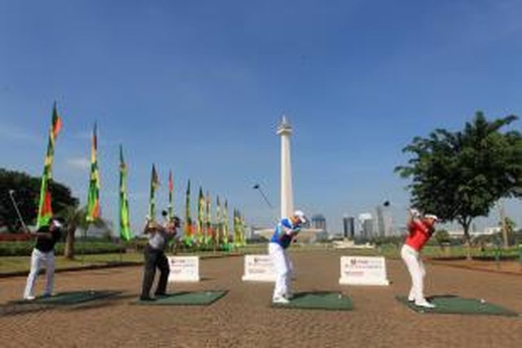 Pemain golf dari Korea, YE Yang (kiri), pemain golf dari Inggris, Lee Westwood (dua kiri), pemain golf dari Denmark, Thomas Bjorn (dua kanan), dan pemain golf dari Indonesia, George Gandranata saat mengikuti tee-off turnamen CIMB Niaga Indonesian Masters di Monumen Nasional, Jakarta, Selasa (21/4/2015). Turnamen golf yang berlangsung di Royale Jakarta Golf Club pada 23-26 April mendatang, menghadirkan pemain internasional dan memperebutkan total hadiah 750.000 dolar AS.