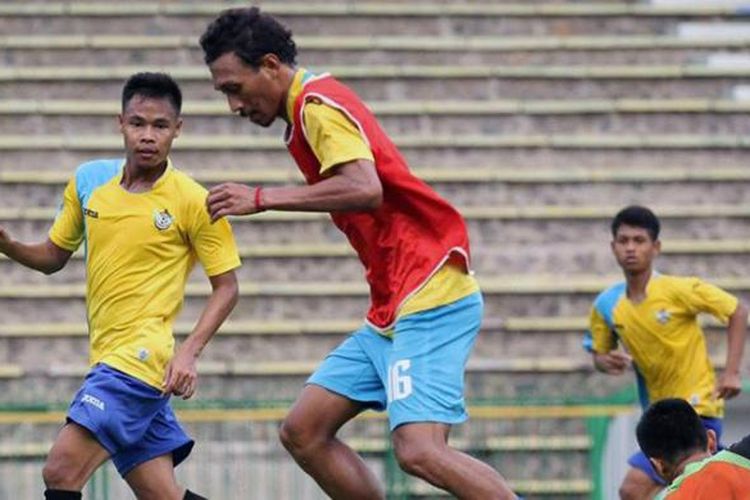 Rendy Saputra (rompi merah) saat mengikuti sesi game internal bersama para pemain Persegres Gresik United yang lain.