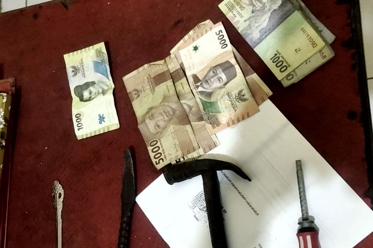 Palu, obeng, sendok garpu serta uang tunai sebesar Rp 41.000 ditemukan dalam tas ransel milik terduga pelaku pencurian kotak amal pemakaman umum Desa Ngeni, Kecamatan Wonotirto, Kabupaten Blitra, Sabtu (13/9/2025)