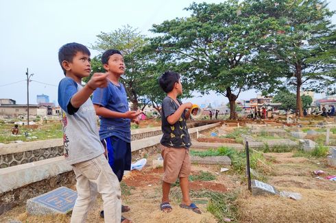 Main Layangan di TPU Grogol Kemanggisan, Anak-anak: Enggak Ada Tempat Lain