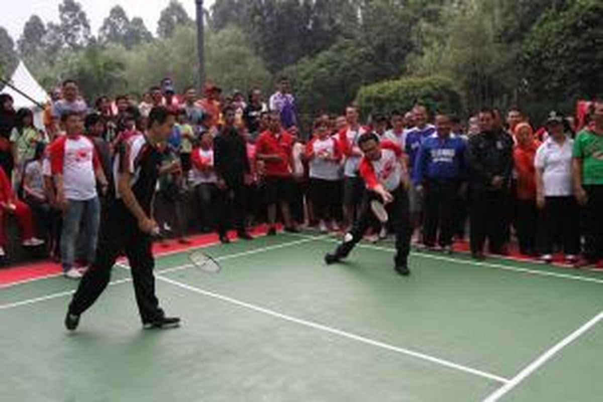 Plt Gubernur DKI, Basuki Tjahaja Purnama berpasangan dengan  juara Olimpiade, Ricky Subagja di Taman Tebet, Minggu (15/06/2014). Acara dihadiri  Presiden Direktur Coca-Cola Indonesia, Martin Gil dan Menteri Kesehatan RI,  Dr. Nafsiah Mboi, SpA, M.P.H.