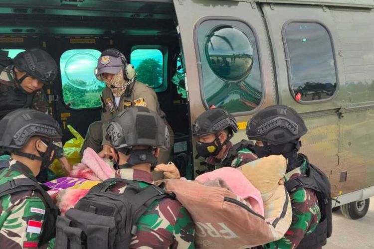 Salah satu korban penembakan yang dilakukan oleh KKB, tengah dimasukan ke dalam helikopter milik TNI AU untuk kemudian dievakuasi ke Timika, Puncak, Papua, Senin (21/2/2022)