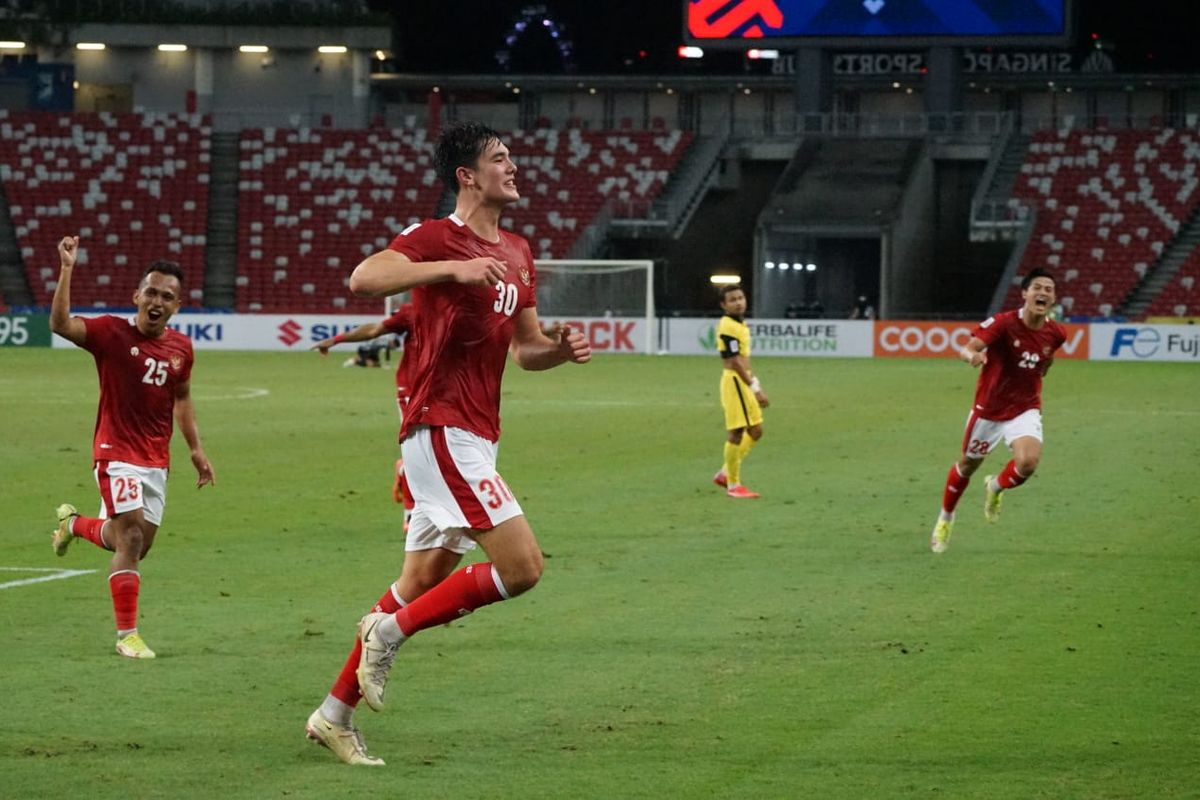 Selebrasi bek timnas Indonesia Elkan Baggott usai menjebol gawang Malaysia pada laga Grup B Piala AFF 2020 di Stadion Nasional Singapura, Minggu (19/12/2021). 