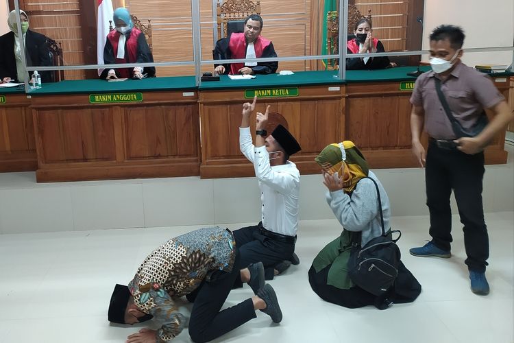 Terdakwa Apri Setyo Nugoro (kiri) dan Teguh Fajar Ramadhan serta orangtuanya sujud syukur seusai sidang pembacaan putusan di Pengadilan Negeri (PN) Purbalingga, Jawa Tengah, Jumat (18/2/2022).