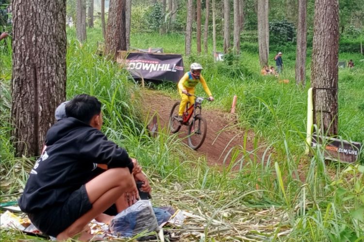 Ajang kejuaraan sepeda gunung downhill di Klemuk Bike Park, Kota Batu, Jawa Timur, juga menjadi ajang hiburan gratis bagi warga sekitar. 